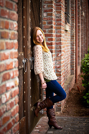 Rustic-High-School-Senior-Girl-Portrait