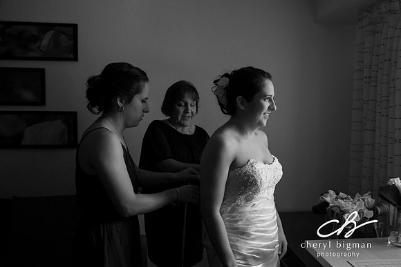 Mom-Helping-the-Bride-Get-Ready